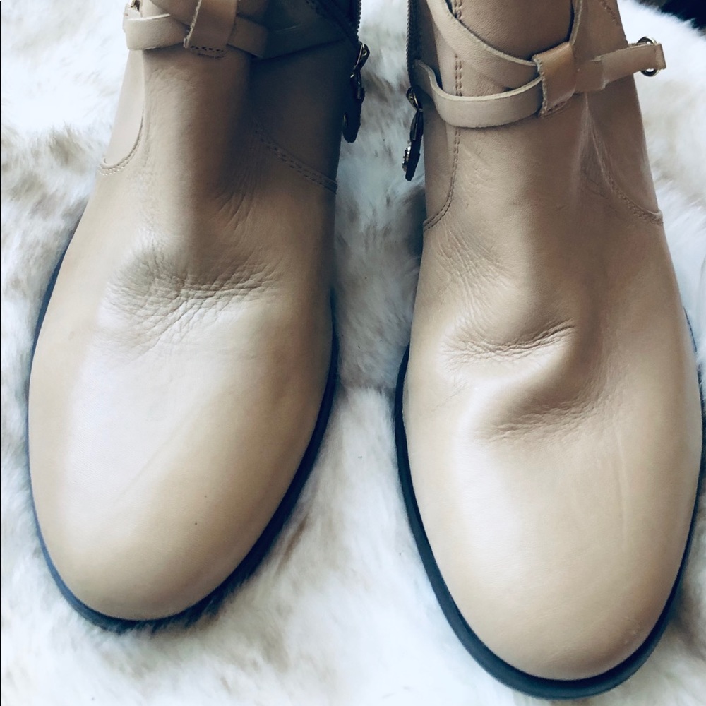 These Isaac Mizrahi Booties are stylish & fashion